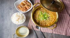 Makan Mi dengan Nasi Nikmat Namun Berisiko bagi Kesehatan